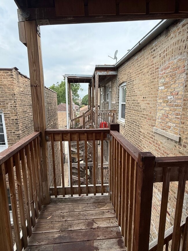 Building Photo - 3 Bedroom 2 Bath Apartment in Rogers Park