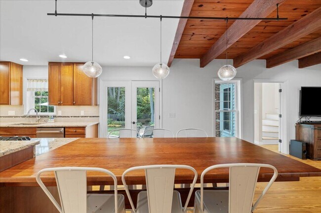 Building Photo - Spacious Home with Fenced Yard Exclusive Access to Hethwood Amenities