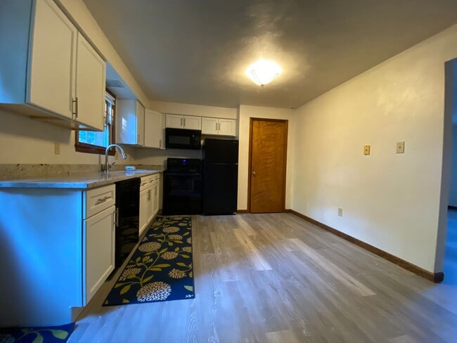 Building Photo - Spectacular 2 BR / 1.5 BR Townhouse in Lat...