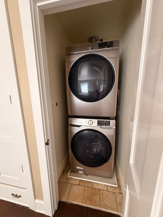 Building Photo - 200 E Morrison Ave