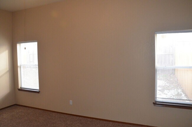 Building Photo - Lots of Room & Great Location