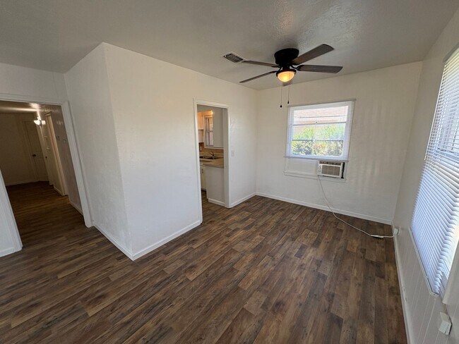 Building Photo - Cozy Home On Spacious Corner Lot Available Now in Dinuba CA!
