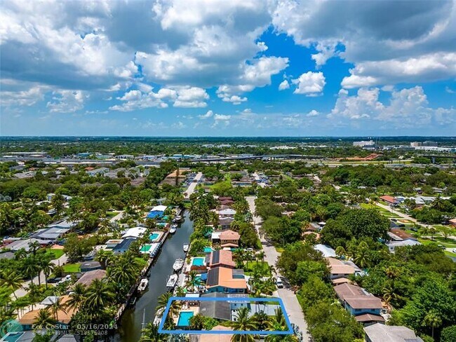 Building Photo - 1704 SW 4th Ct