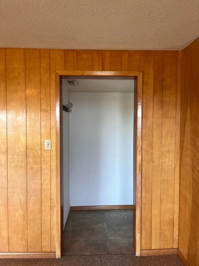 Building Photo - Spacious North Tacoma waterfront Unit with...