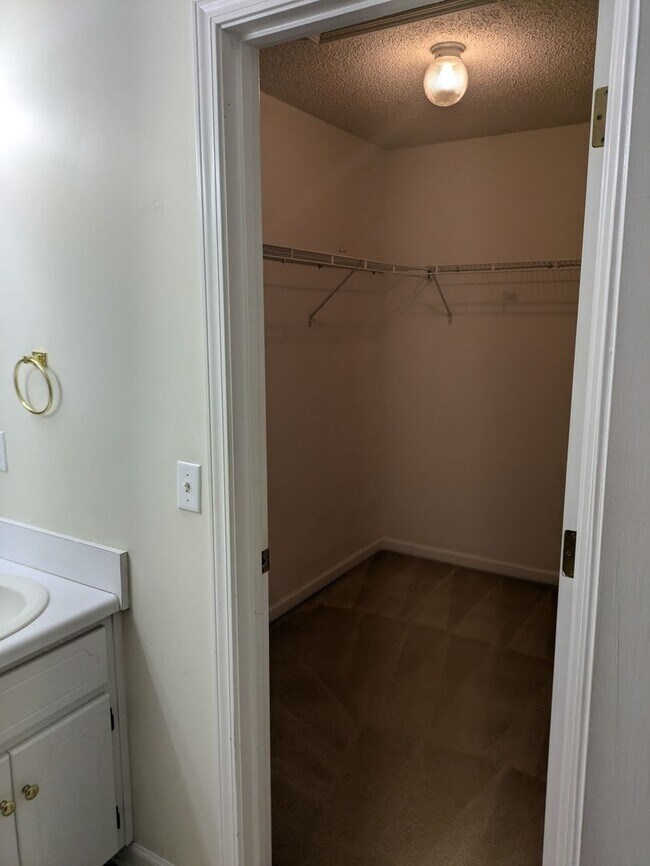 Building Photo - 178 Woodmere Dr