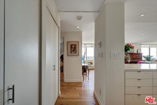 Building Photo - 2160 Century Pk E