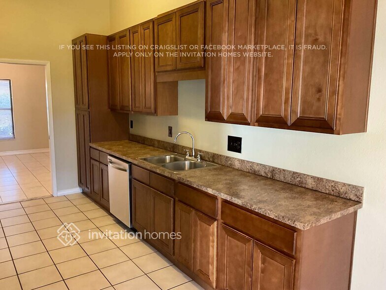 Building Photo - 2814 Luce Dr N