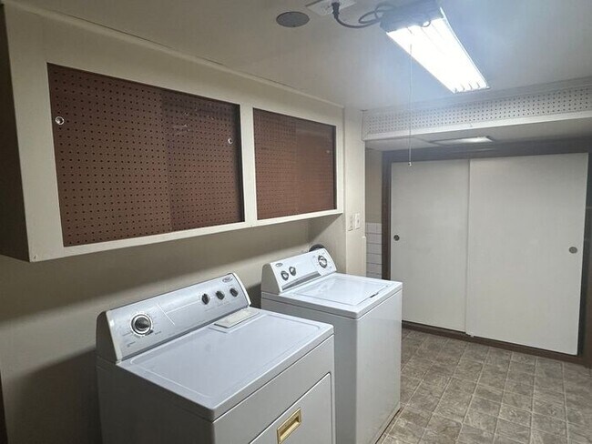 Building Photo - Charming 4 Bed Happy Valley Home