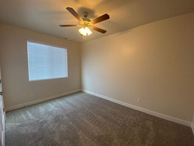 Building Photo - Townhome In Crimson Park