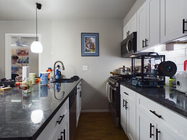 Building Photo - 304 E 33rd St