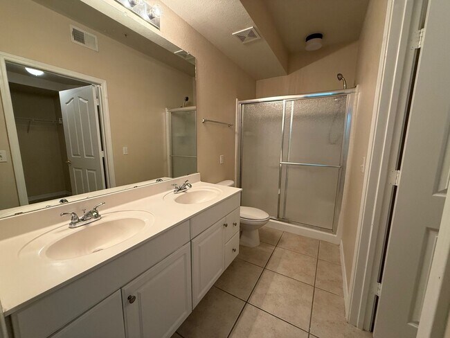 Building Photo - Great Condo in the NW