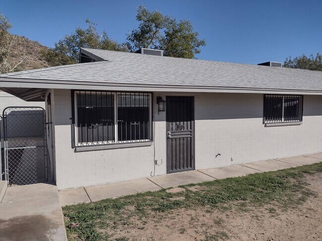 Building Photo - 1321 W Sahuaro Dr