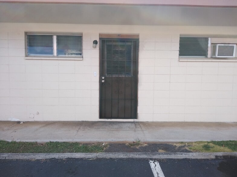 Building Photo - 909 University Ave