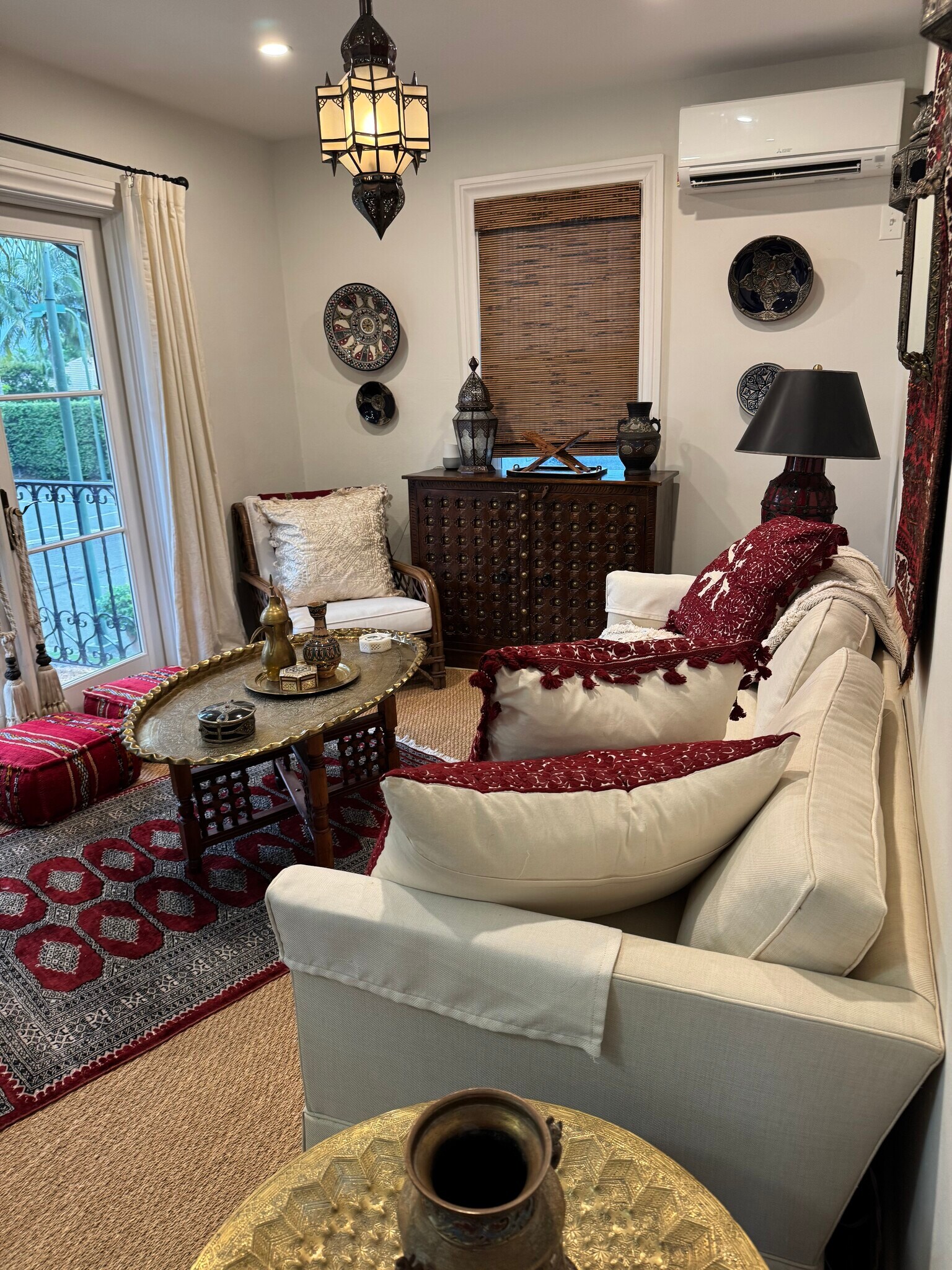 Living room - 213 E Lakewood Rd