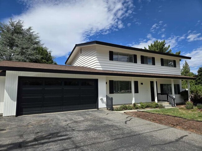 Building Photo - HUGE Number 2 Canyon ~ ~ 4 bedroom, 3 bath...