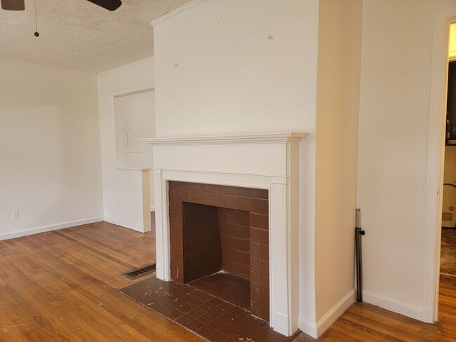 Building Photo - Affordable Living $1100 - Marta, AUC and C...