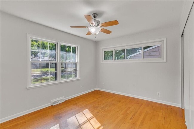 Building Photo - Newly Renovated spacious home with large 2...