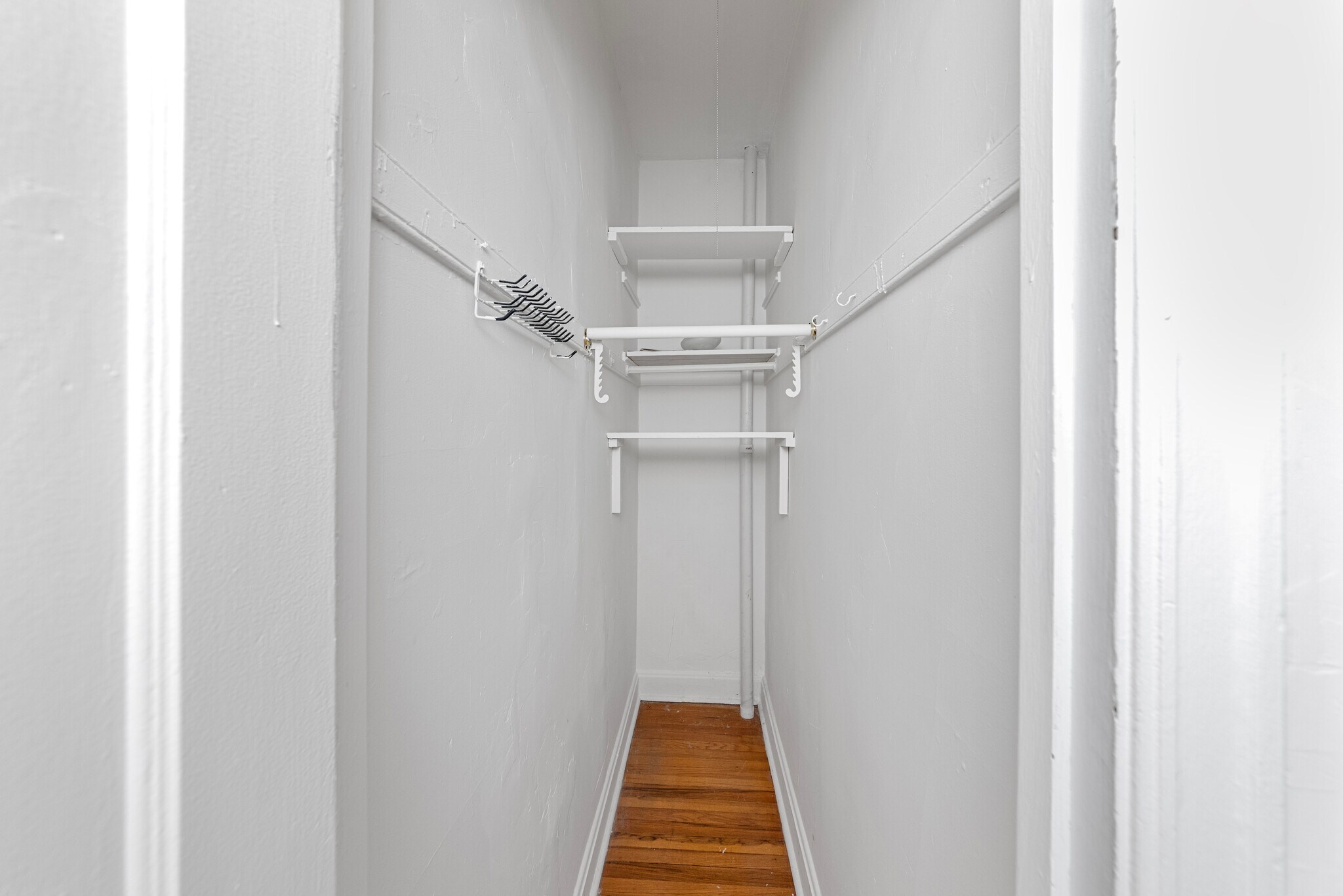 Building Photo - 1353 W Catalpa Ave