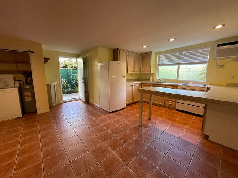 Building Photo - 166 Hauoli St