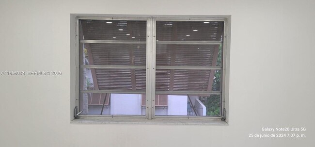 Building Photo - 9402 SW 77th Ave