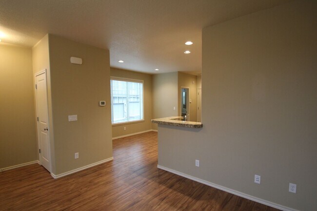 Building Photo - Progress Ridge end unit Townhome! Can't miss!