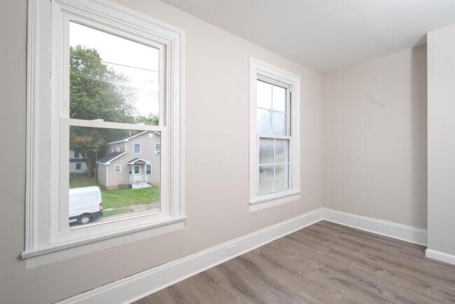 Building Photo - 719 5th Ave