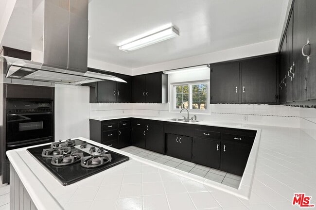 Building Photo - 11004 Mansel Ave