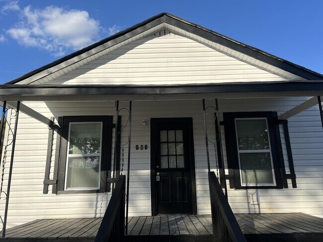 Primary Photo - 103 E Hartford Ave
