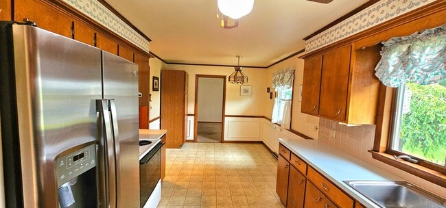 Building Photo - Welcome to this charming 2 bedroom, 1 bath...