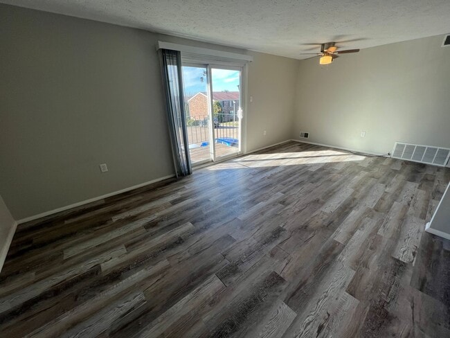 Building Photo - Stunning Condo Unit - 2 Bedroom with Balcony - Hopewell Township