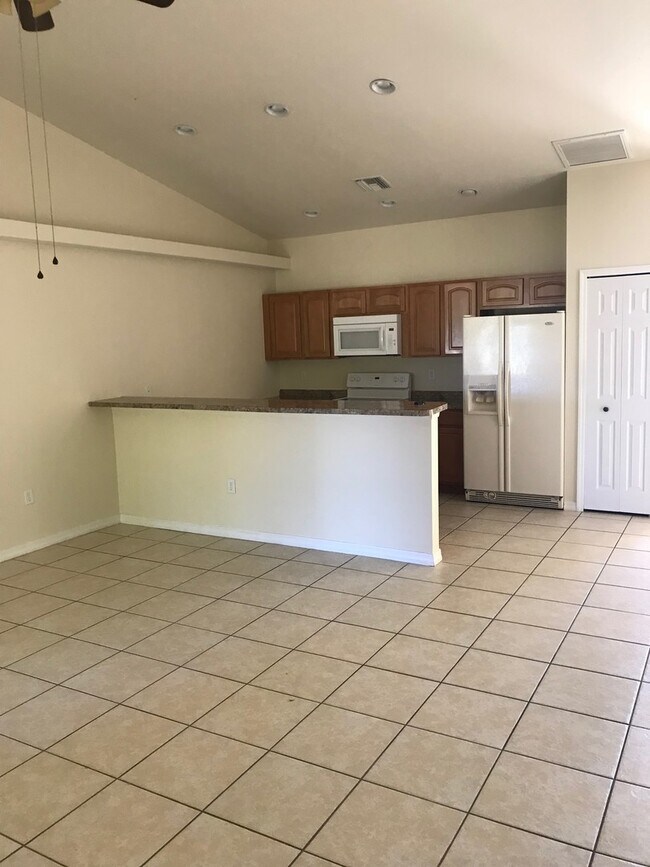 Building Photo - 601 SE 5th St