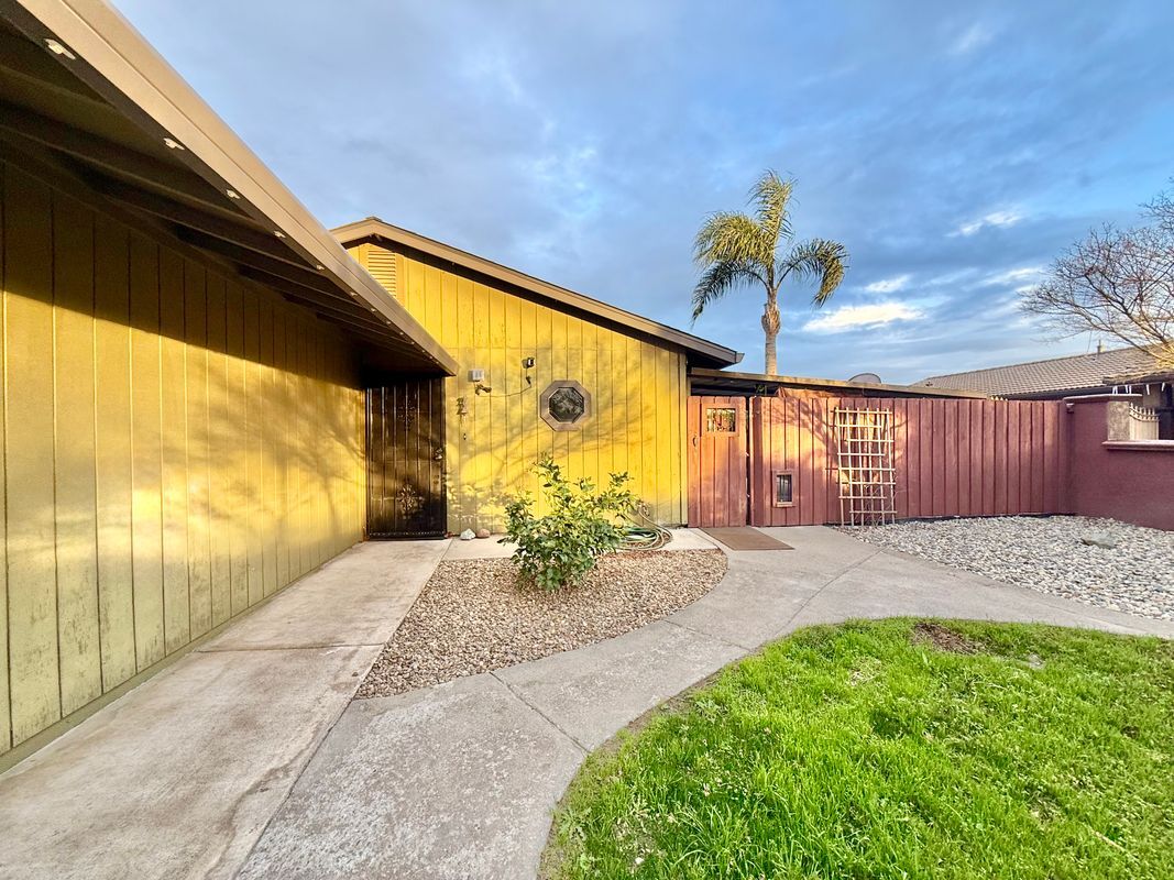 Building Photo - 482 Aztec Ln