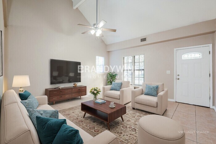 Building Photo - 700 E 7th St