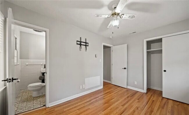 Building Photo - 2529 Sycamore St