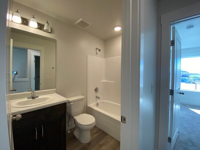 Building Photo - 1403 W Creekside Dr