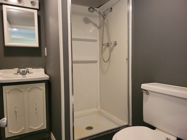 Building Photo - Your Dream Home Awaits: Spacious 4 Bed/2 B...