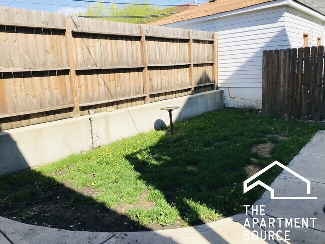 Building Photo - 1622 N Fairfield Ave