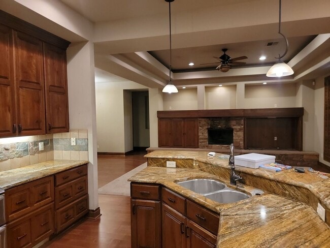 Building Photo - Stylish 4 Bedroom Home with Large Living S...