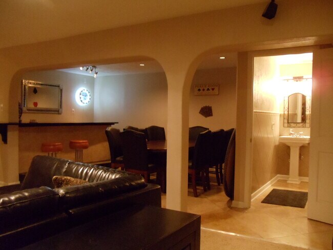 Building Photo - 2744 S Golden Way