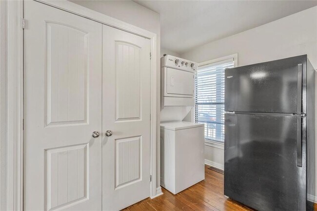 Building Photo - 1217 N Blackwelder Ave