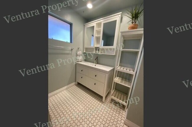 Building Photo - "COMING SOON - Spacious 2-Bed Townhouse in Ventura's Heart!"