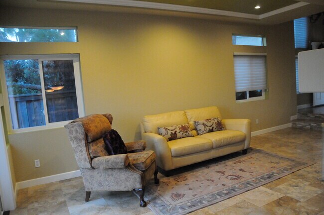 Building Photo - 703 Via Presa