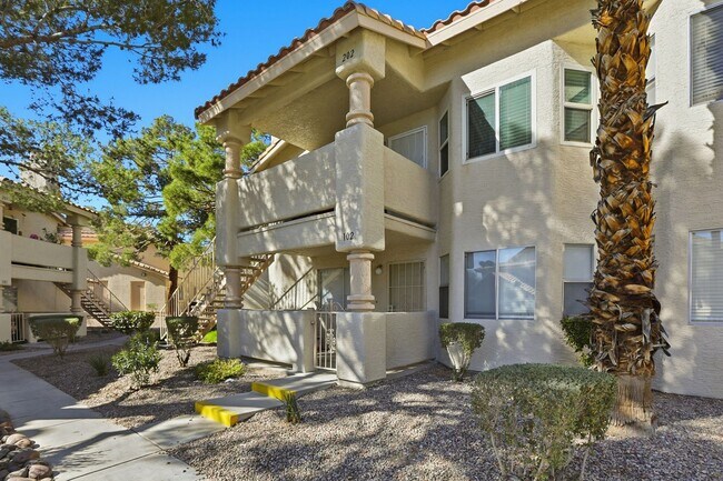 Building Photo - 2 bed, 2 bath Condo Right outside of Summerlin!