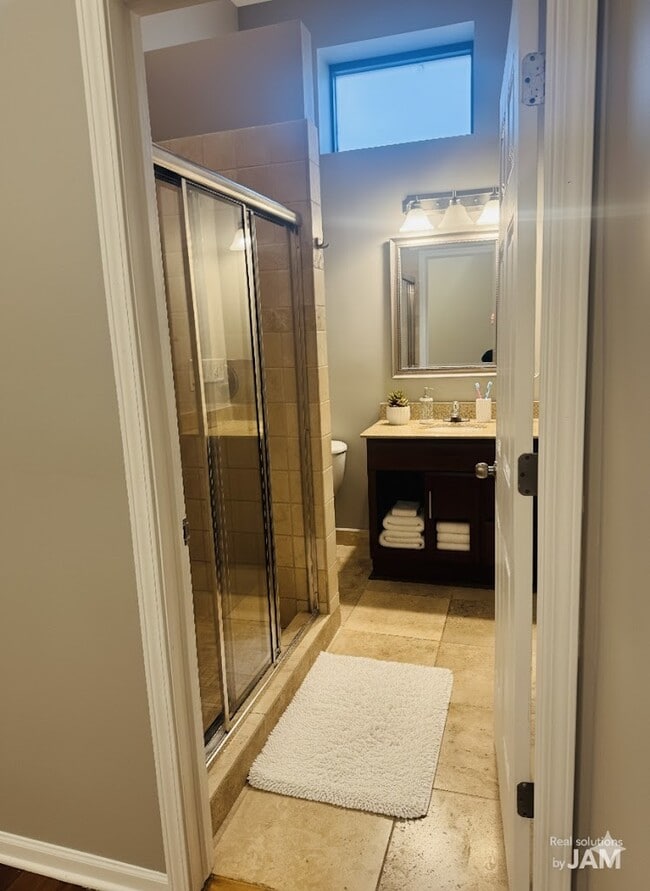 Building Photo - 521 N Racine Ave