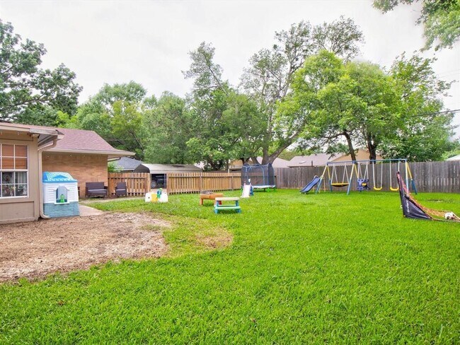 Building Photo - 1405 Yarborough Dr