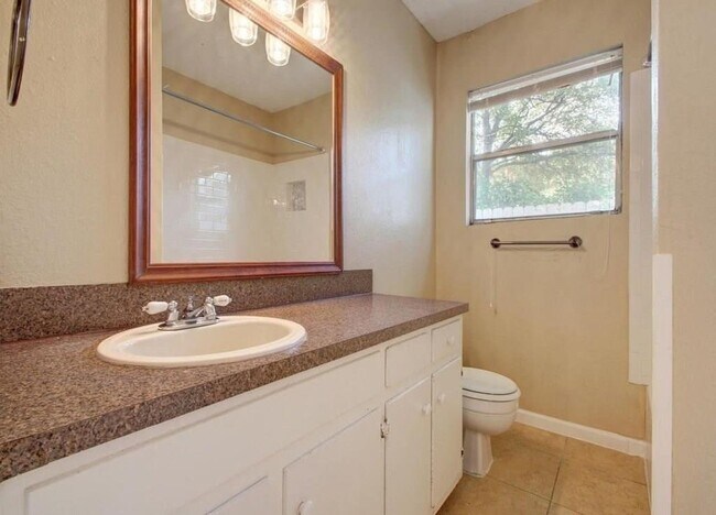 Building Photo - 608 1/2 Genard Unit A