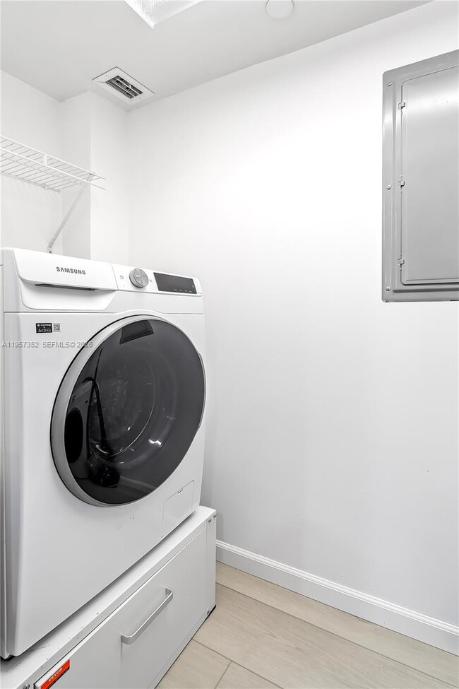 Building Photo - 6917 Collins Ave