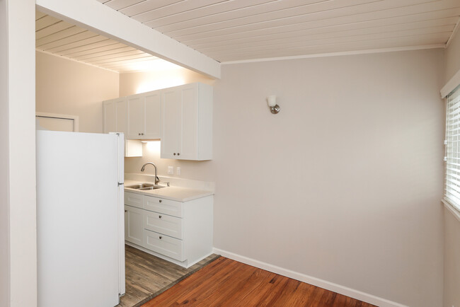 Dining area & kitchen - 3321 Alma St