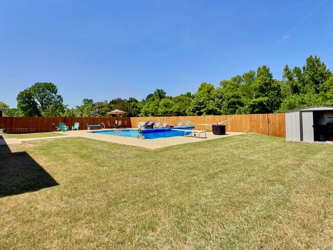 Building Photo - 4 Bed, 2 Full Bath Home w/ In-Ground Pool in Desirable Lake Forest!