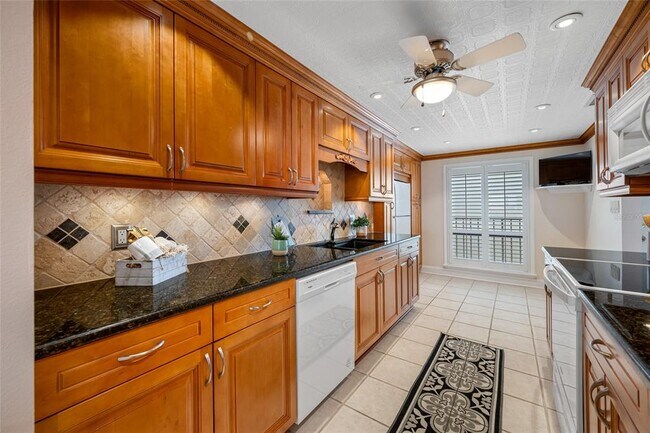 Building Photo - 3400 Cove Cay Dr